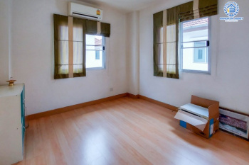 *****บ้านแฝดมือสองย่านนนทบุรี ม.เดอะไพรเวซี่ ไพร์มเพลส รัตนาธิเบศร์ เนื้อที่มากถึง 39 ตร.ว. ฟังก์ชัน 3 ห้องนอน 2 ห้องน้ำ 1 ที่จอดรถ บ้านร่มรื่น น่าอยู่ ทำเลดี เพียง 10 นาทีก็ถึงรถไฟฟ้าสายสีม่วง "สถานีบางพลู" ใกล้เซ็นทรัลเวสต์เกต และทางด่วน "กาญจนาภิเษก" ในราคาโดนใจ!...